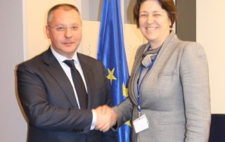 Президентът на ПЕС Сергей Станишев и еврокомисарят по транспорт Виолета Булц