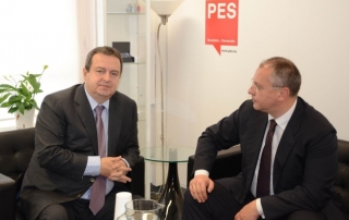 Президентът на ПЕС Сергей Станишев и вицепремиерът и министър на външните работи на Сърбия Ивица Дачич