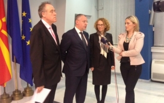 с Людмила Шекеринска от СДПМ и евродепутата Ричард Хауит